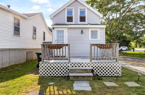 Humarock House | Cheery home! .5m walk to beach, shops, restaurants, & river steps away!