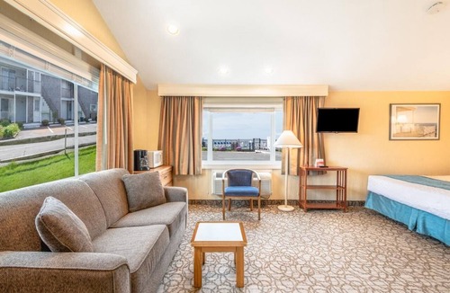 West Yarmouth Hotel | Cherish Simple Pleasures in a House by the Beach with Garden Views
