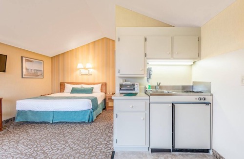 West Yarmouth Hotel | Cherish Simple Pleasures in a House by the Beach with Garden Views