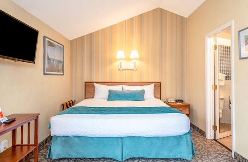 West Yarmouth Hotel | Cherish Simple Pleasures in a House by the Beach with Garden Views