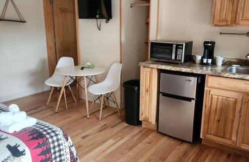 Bethlehem Resort | Cherry Lodge #3: Cozy King Room Retreat