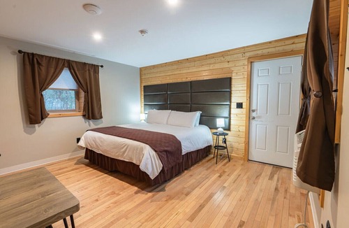 Bethlehem Resort | Cherry Lodge #3: Cozy King Room Retreat