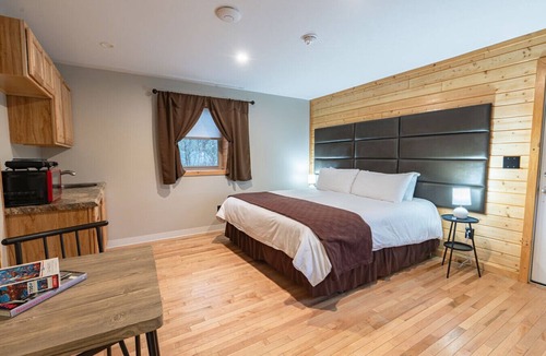 Bethlehem Resort | Cherry Lodge #4: Cozy King Room
