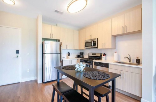 Downtown Apartment | Chic 1 bed Apt + Rooftop & Gym - Downtown Stamford