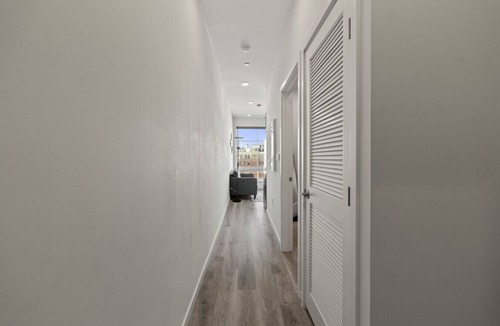 Poplar Apartment | Chic 1BR Old City Apt with King Bed, City View, and Gym