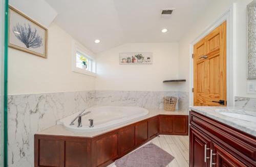 Quincy Apartment | Chic 3BR & 2BA Quincy House w Balcony, Garden, Laundry & Pet Friendly 383