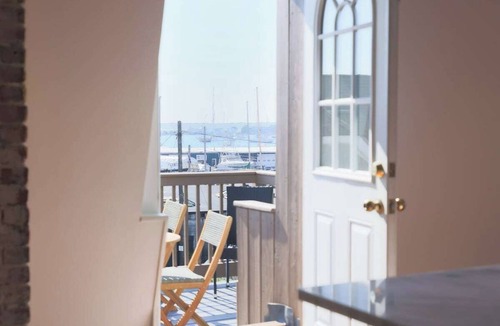 Yachting Village Apartment | CHIC 3BR Ap. on Thames St deck free parking