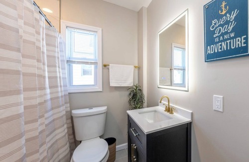 West Orange Apartment | Chic 3BR Apartment, 25 mins from Major international sporting event Games + Easy Access to NYC