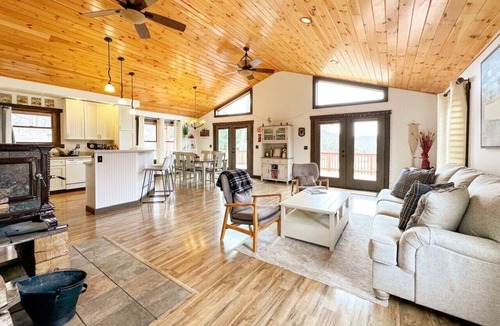 Delhi House | Chic 3BR Country Retreat