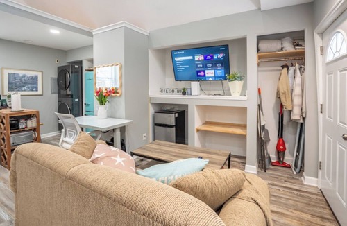 Amityville Apartment | Chic and Private Studio near the Amityville Horor house!