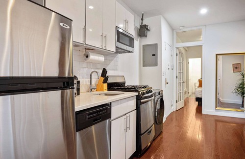 Chinatown Apartment | Chic downtown 1br Best location