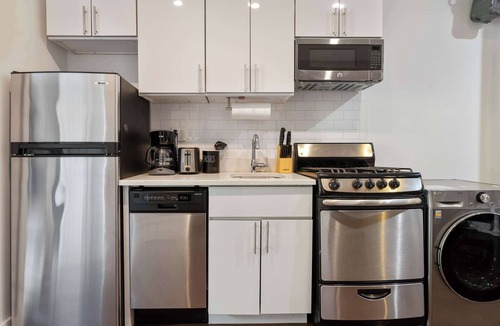 Chinatown Apartment | Chic downtown 1br Best location