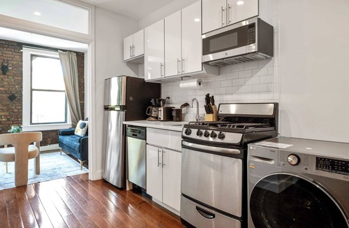 Chinatown Apartment | Chic downtown 1br Best location