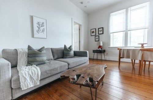 Yachting Village Apartment | CHIC on Thames St Deck & free parking