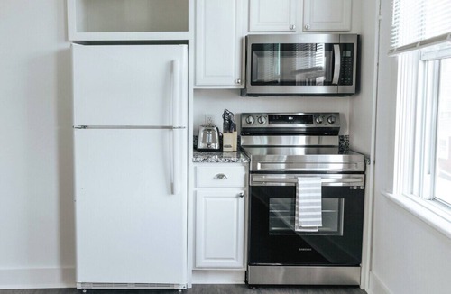 Yachting Village Apartment | CHIC on Thames St Deck & free parking