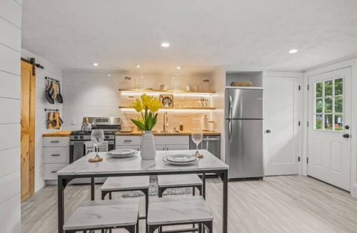 Dennis Apartment | Chic Pool Condo Near Mayflower Beach