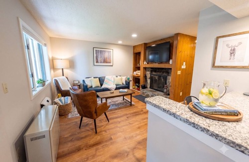 Stratton Mountain Condo | Chic Stratton Condo- Walking Distance to Village