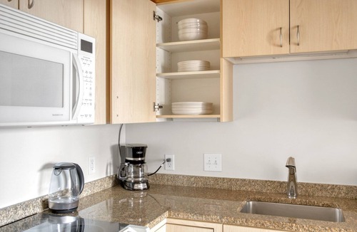 Fenway–Kenmore Apartment | Chic Symphony 1BR w/Doorman & Business Center, near MFA, by Blueground