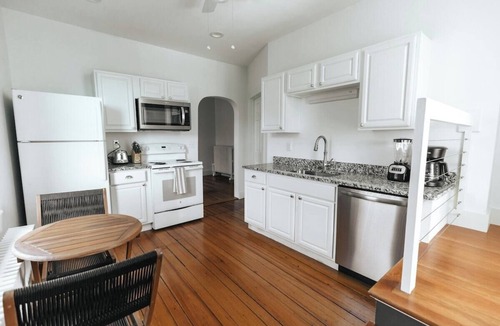 Yachting Village Apartment | CHIC Thames Str. Deck Harbor Views free parking