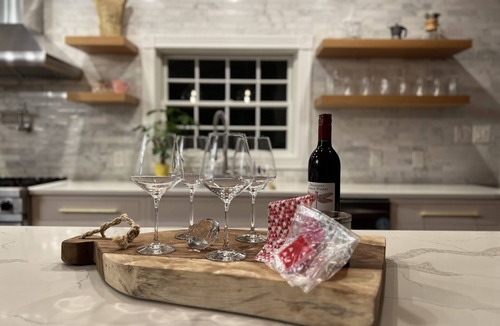 Fairfield House | Chilax with family in modern colonial Cul de sac near university