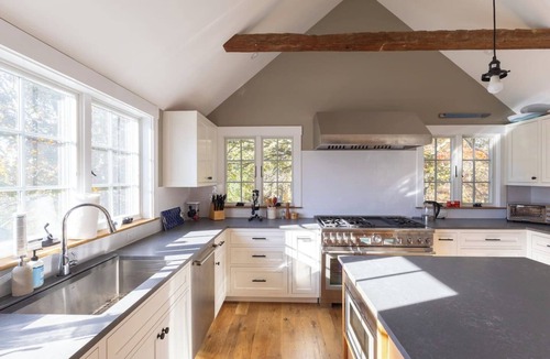 Menemsha House | Chilmark Home, AC, WiFi, Pet friendly, 2 Tennis ct