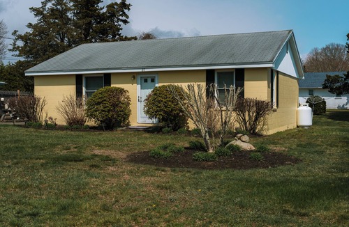 Misquamicut Cottage | Chip's Haven at Misquamicut Beach, family-friendly cottage a block from the sand