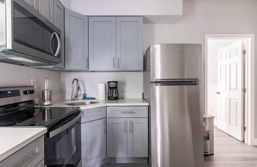 Passyunk Square Apartment | City Center -2 Queens 1 Twin Bed | GlobeNest