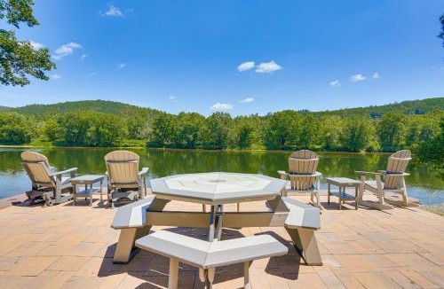 Damascus House | [City] Farm w/120 Acres, Mtn & Water Views!