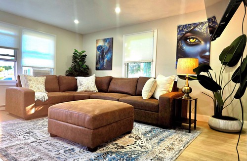 Springfield House | City vibes walk to night life and casino 3bedrms 5beds. 1.5baths. Group stay