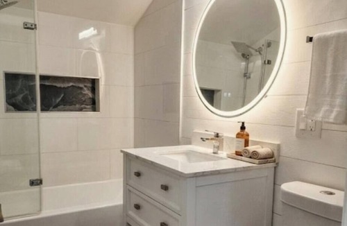 Springfield House | City vibes walk to night life and casino 3bedrms 5beds. 1.5baths. Group stay