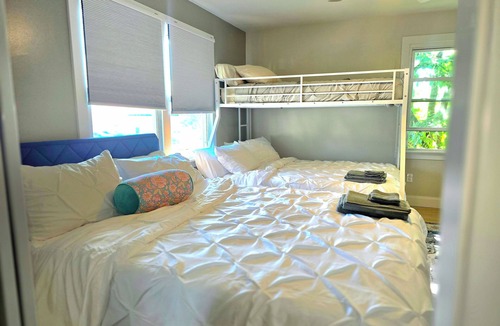 Springfield House | City vibes walk to night life and casino 3bedrms 5beds. 1.5baths. Group stay