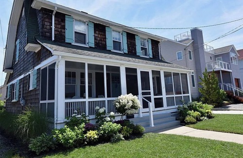 Avon House | Classic Bay Header - 2 blocks to beach & town