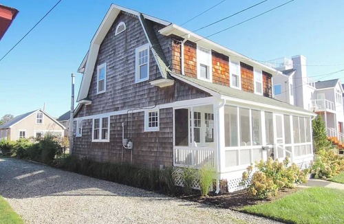 Avon House | Classic Bay Header - 2 blocks to beach & town
