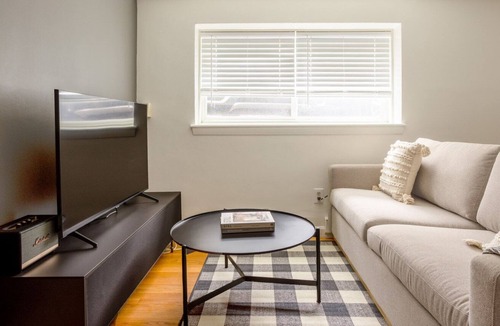 St. Elizabeth's Apartment | Classic Brighton 1BR nr Sutherland Rd Green Line, by Blueground