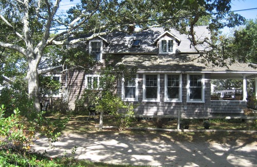 East Falmouth House | Classic Cape Cottage, Walk to Beach, Historic Menauhant Community w/Yacht Club
