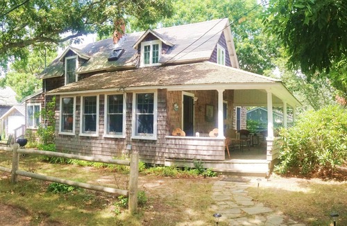East Falmouth House | Classic Cape Cottage, Walk to Beach, Historic Menauhant Community w/Yacht Club