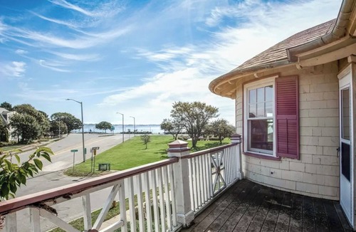 Gloucester House | Classic Coastal Family Home | Walk to Sea;King Bed