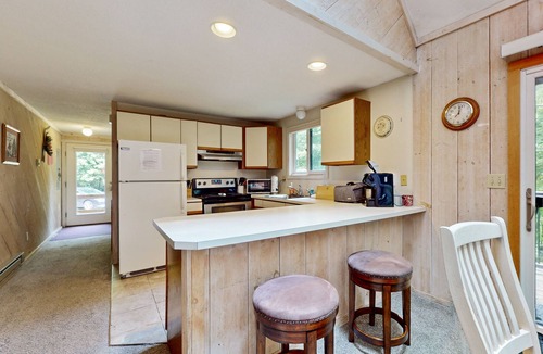 West Dover Cabin | Classic, dog-friendly cabin in the woods w/private deck