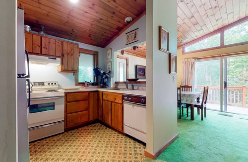 Londonderry House | Classic home half a mile from Magic Mountain with fireplace & large deck
