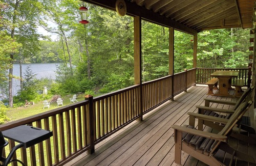 Farmington Falls Cabin | Classic Maine lakeside log cabin fishing-hot tub-kayaks for 8: 3bedrm6 beds2bath