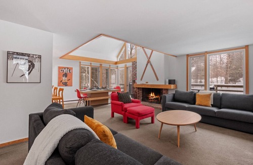 Winhall Ski Chalet | Classic Stratton Ski Chalet: Perfect for Families