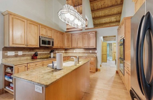 Freedom House | Classic Wooded Retreat W/Gorgeous Interior & Great Location Near Skiing & Lake