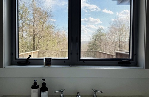 Woodstock House | CLASSIC WOODSTOCK Minutes to Town, Heated Pool, Pond, Views, AC, WiFi, Fireplace