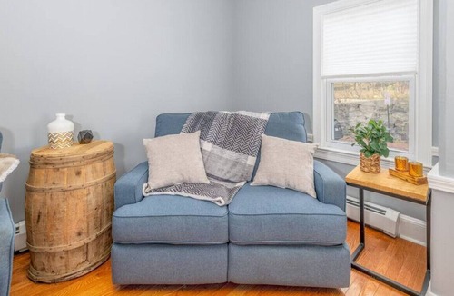 East Bayside Apartment | Clean 2 Bedroom Close To Downtown Old Port