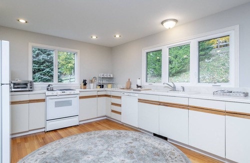 Southbury Cottage | Clean & Bright 2 Bedroom Cottage shares 8 Acres