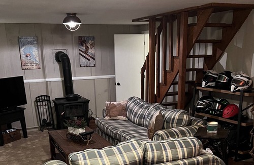 Mount Holly Ski Chalet | Clean cozy 5 bedroom Okemo Mtn ski house only 3.5 miles from Jackson Gore base!!