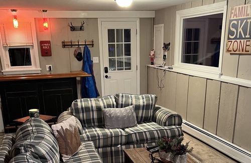 Mount Holly Ski Chalet | Clean cozy 5 bedroom Okemo Mtn ski house only 3.5 miles from Jackson Gore base!!