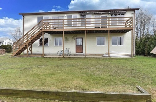 Bonnet Shores House | Clean water view 3-BR Waterfront house in Bonnet Shores Narragansett.