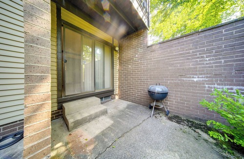 Richmond Heights Condo | Cleveland Area Retreat Near Lake Erie