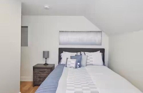 Niagara Falls House | CLIFTON WALK TO FALLS